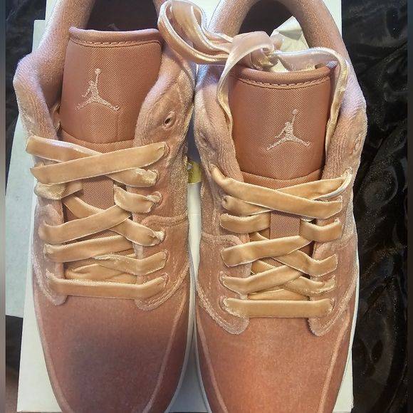 SOLD- JORDAN WMNS AIR JORDAN 1 LOW SE"Pink Velvet" - Picture 5 of 12